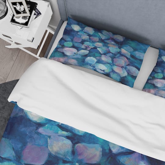 Designart 'Abstract Blue Flower Petals' Geometric Bedding Set